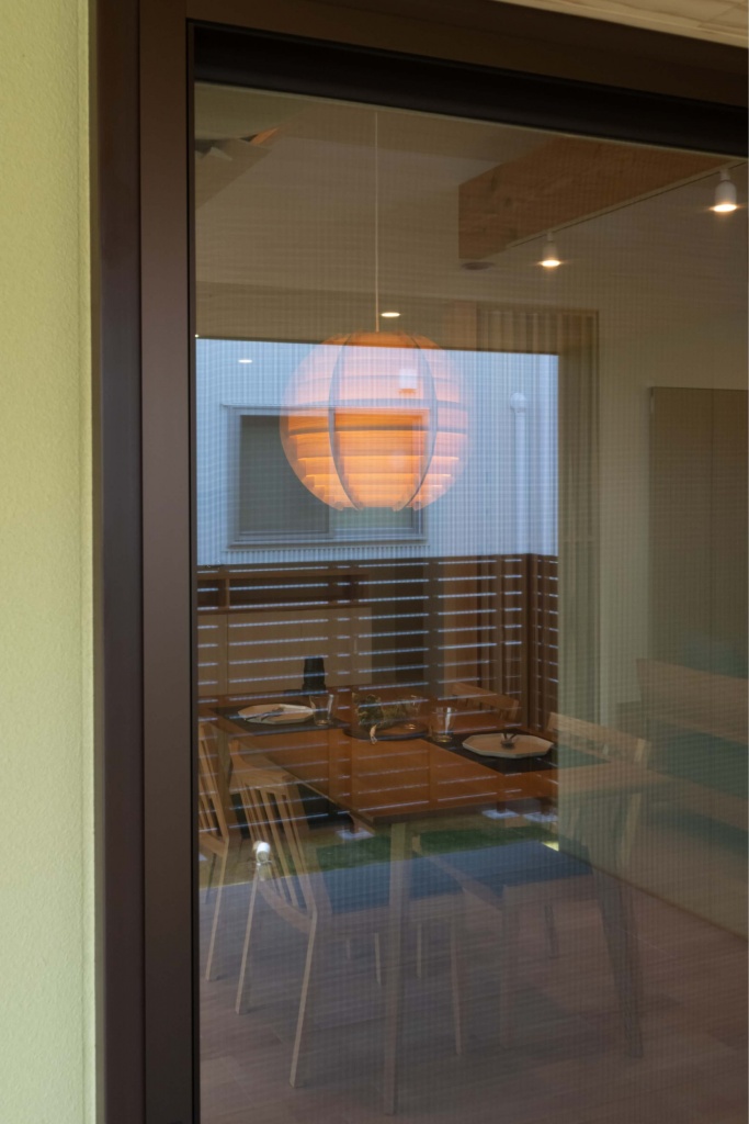 広いタイルテラスより光が差し込む平屋の家