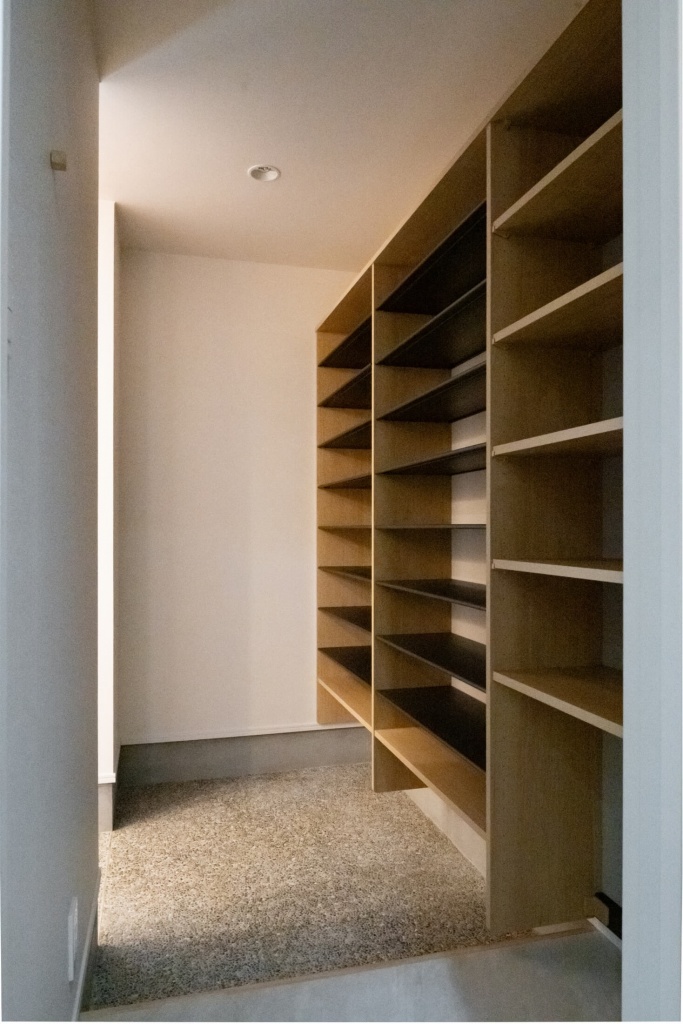 広いタイルテラスより光が差し込む平屋の家