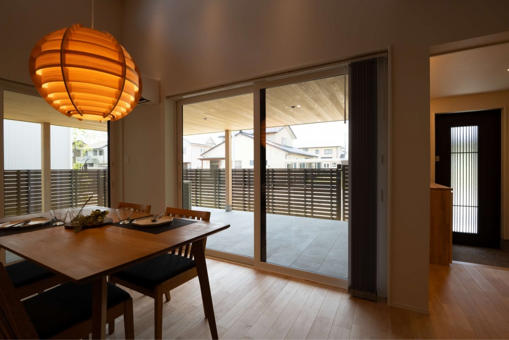 広いタイルテラスより光が差し込む平屋の家