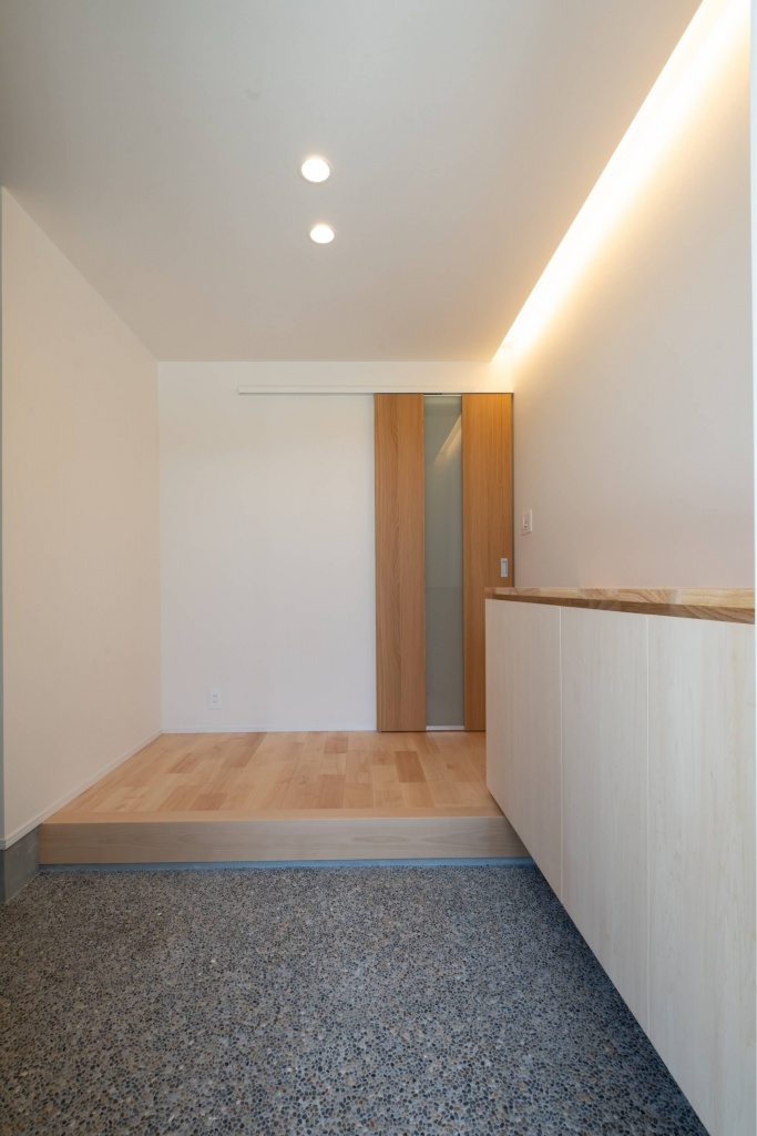 広いタイルテラスより光が差し込む平屋の家