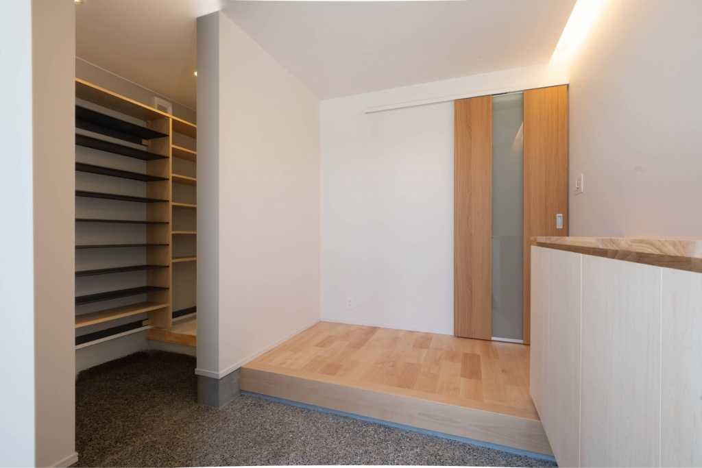 広いタイルテラスより光が差し込む平屋の家