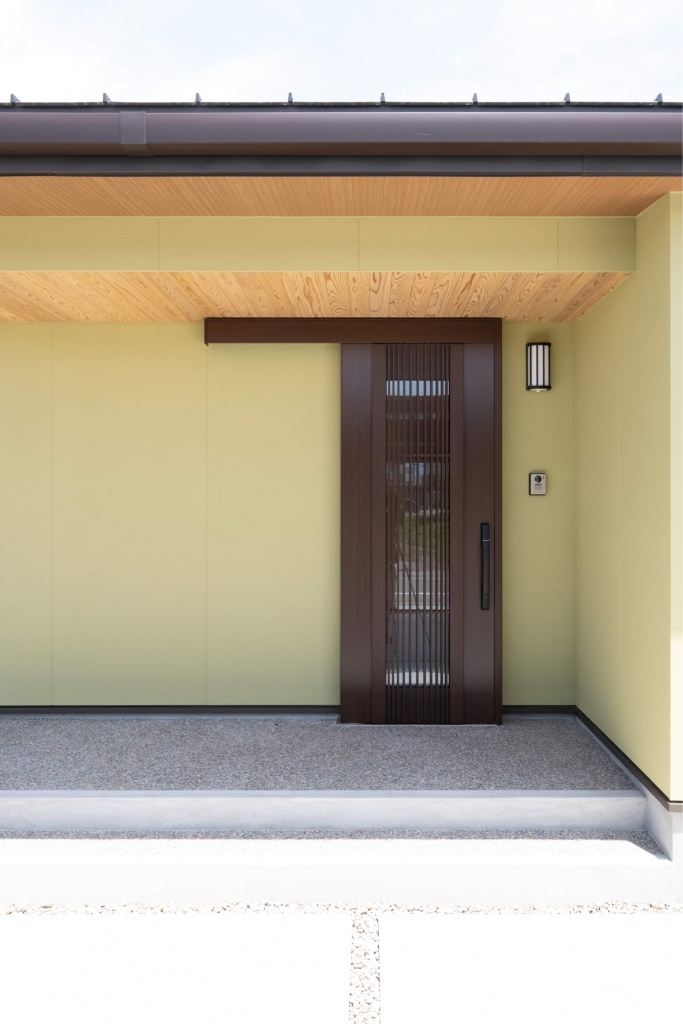 広いタイルテラスより光が差し込む平屋の家