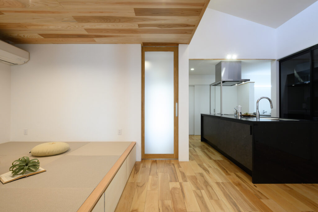 空へ広がる、板張り天井の家